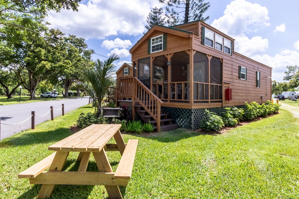 Deluxe Cabin, 2 Bedrooms, Kitchen (Lodge Sleeps 8, No Pets) photo 2