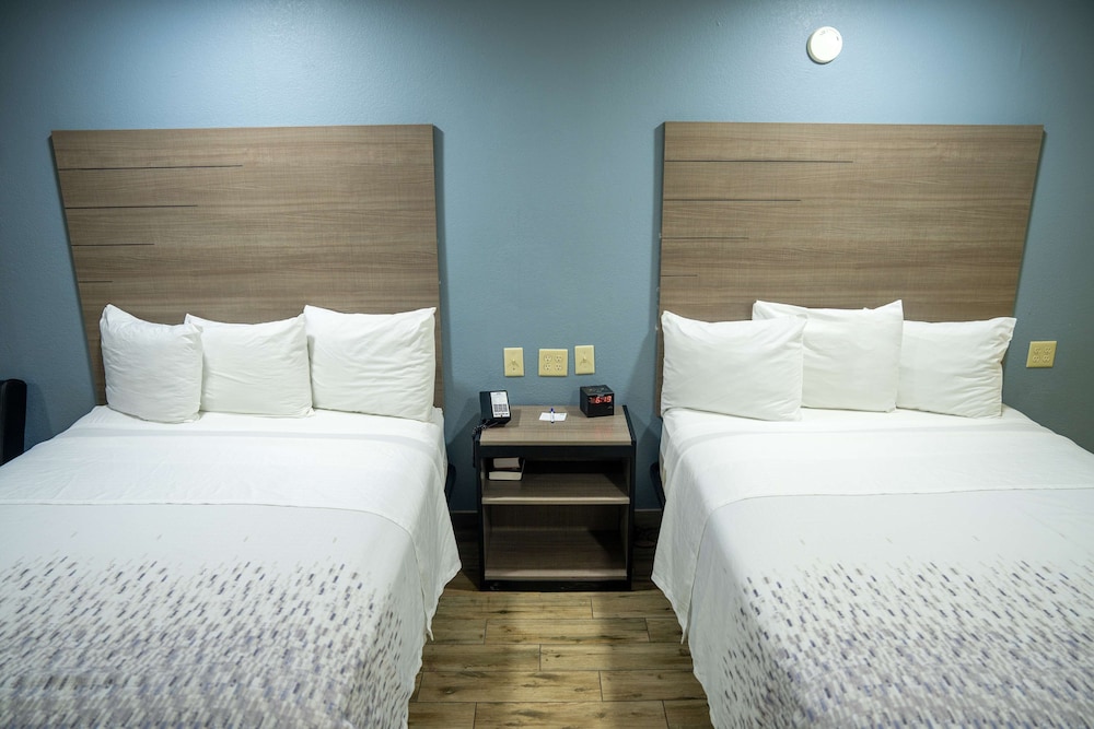 Room, 2 Queen Beds, Accessible, Non Smoking - Photo 2