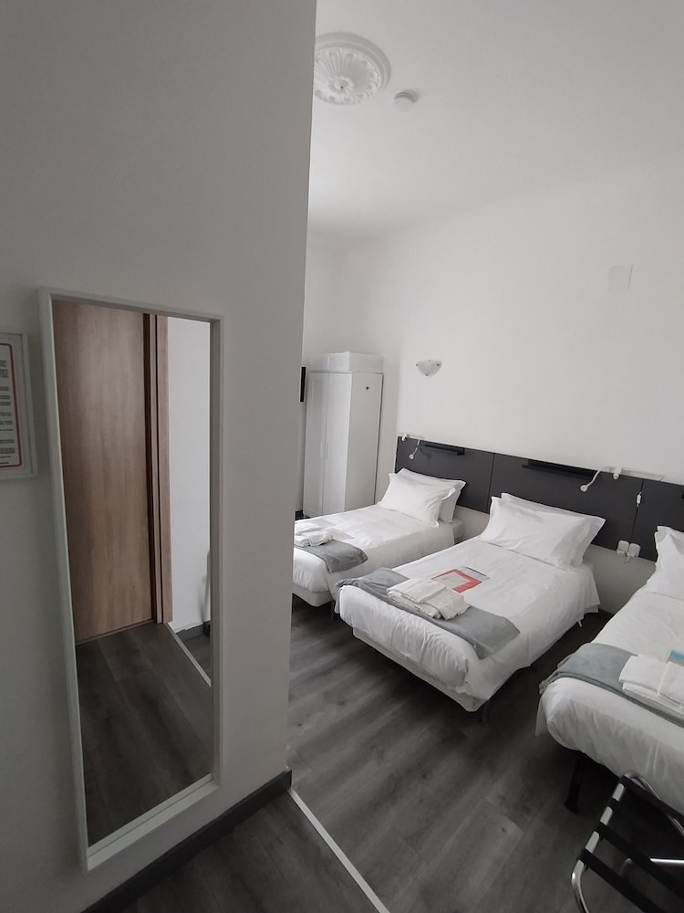 Deluxe Triple Room, Private Bathroom, City View photo 3