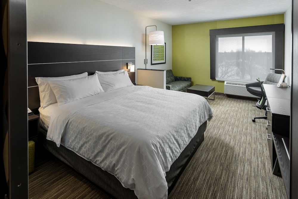 Suite, 1 King Bed, Accessible photo 2
