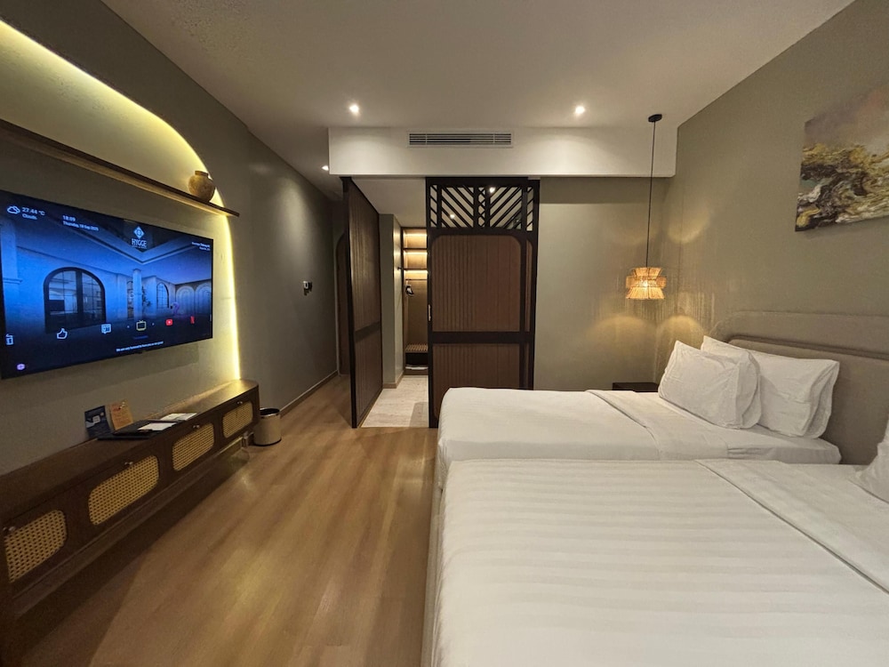 Deluxe Room, Pool View - Photo 9