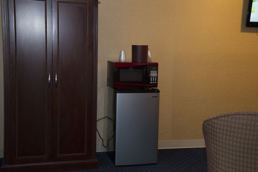 3 Queen Bed Suite - Non Smoking - Photo 2