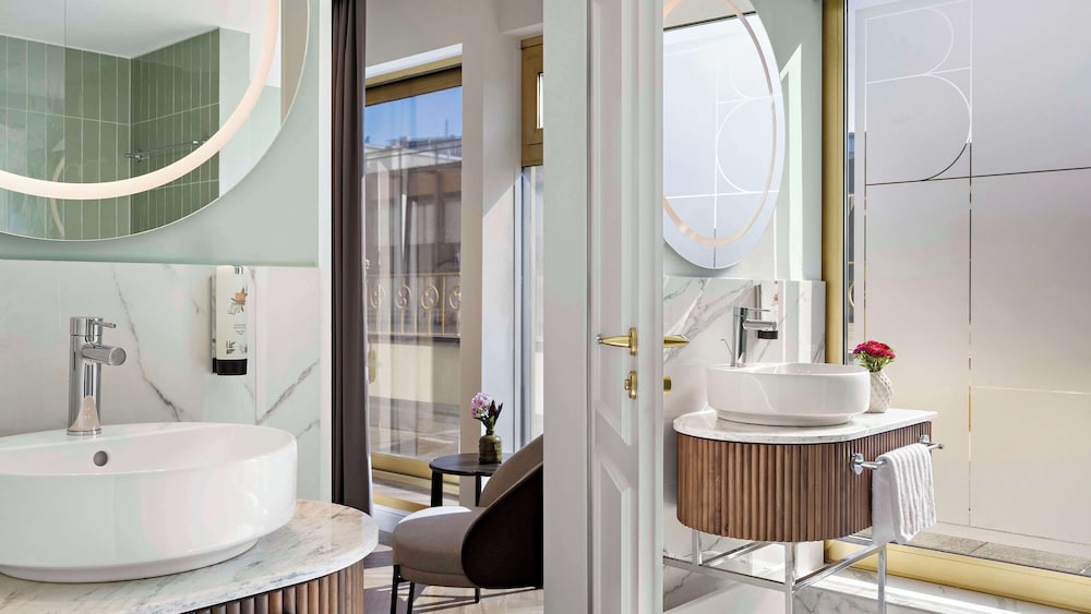 Superior Suite, Balcony, City View thumbnail 5