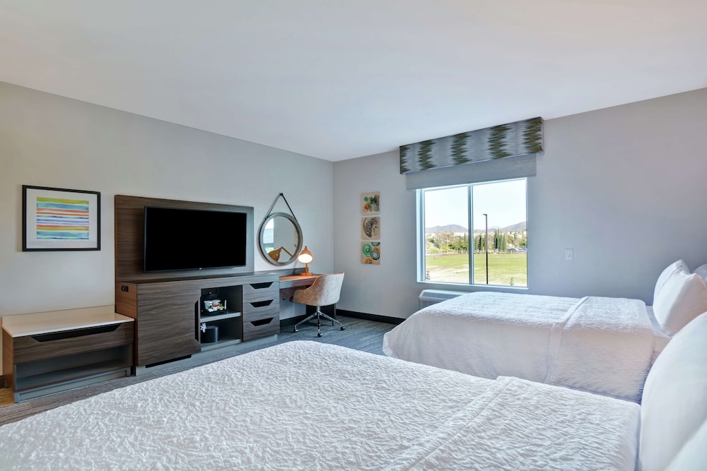 Room, 2 Queen Beds, Accessible, Bathtub photo 2