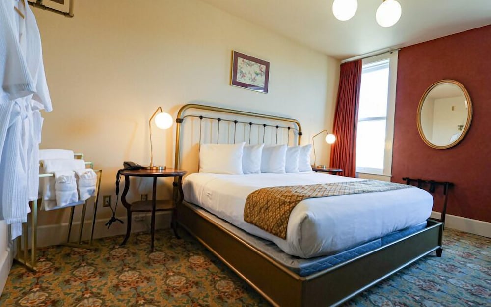 Deluxe Suite, 1 King Bed with Sofa bed photo 1
