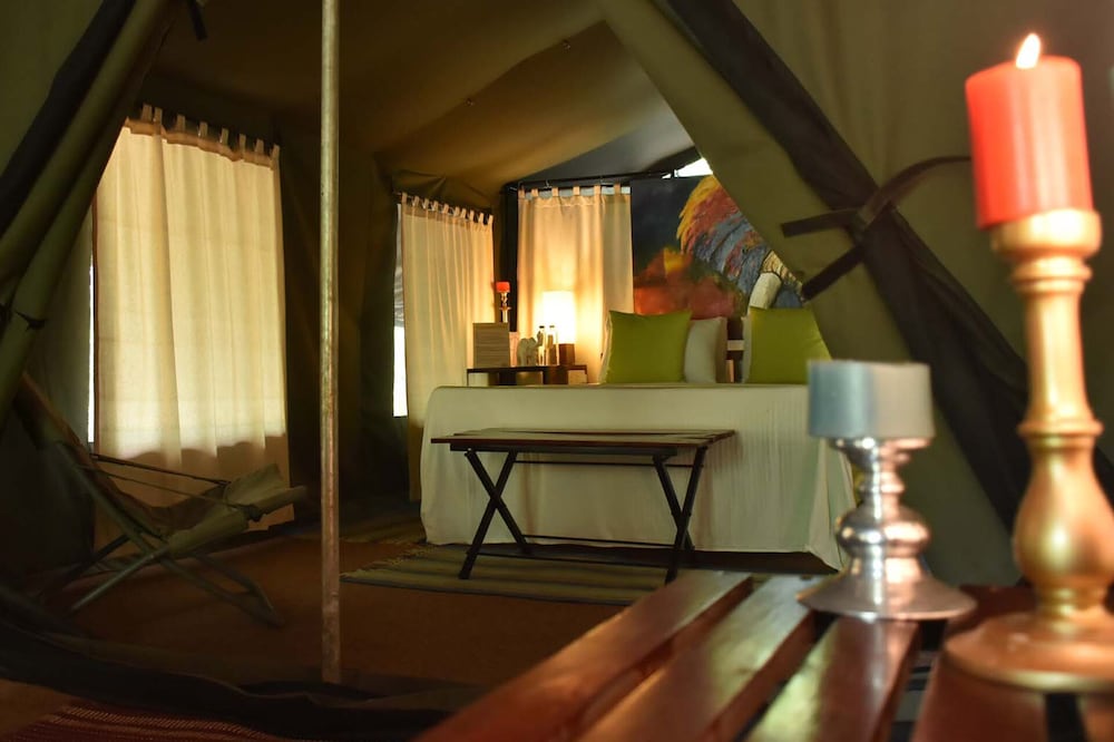 Glamping suite bordering Udawalawe with bush walk photo 3