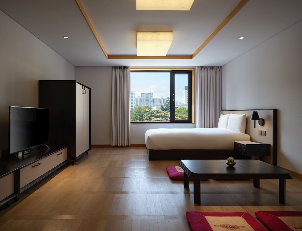 Premium Ondol Room (Double Mattress + 2 Korean Traditional Futons)