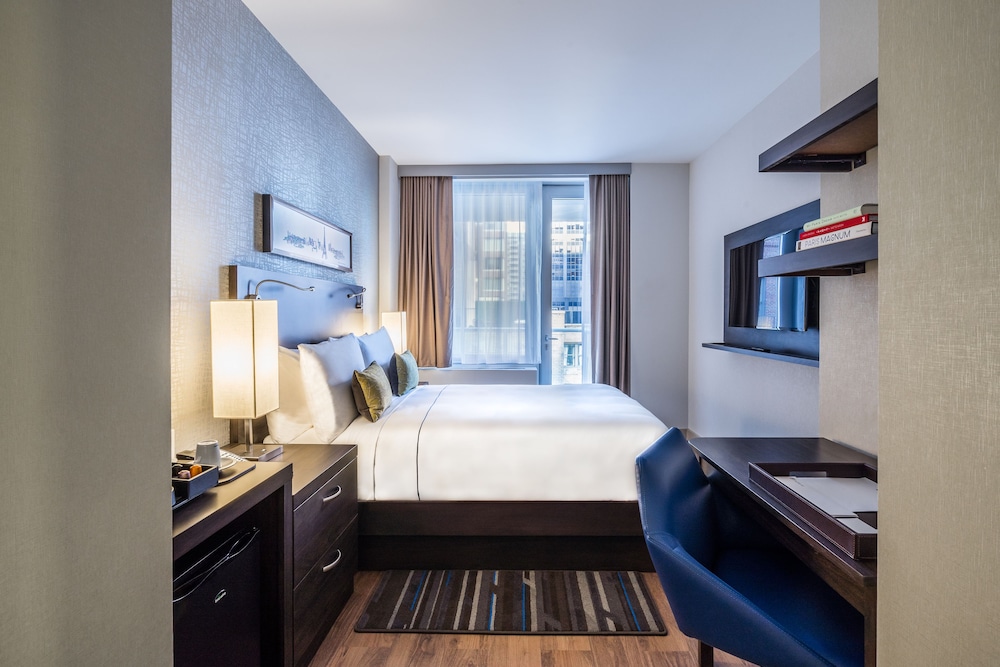 Room, 1 King Bed, Accessible, Balcony (Hearing & Roll-In Shower)