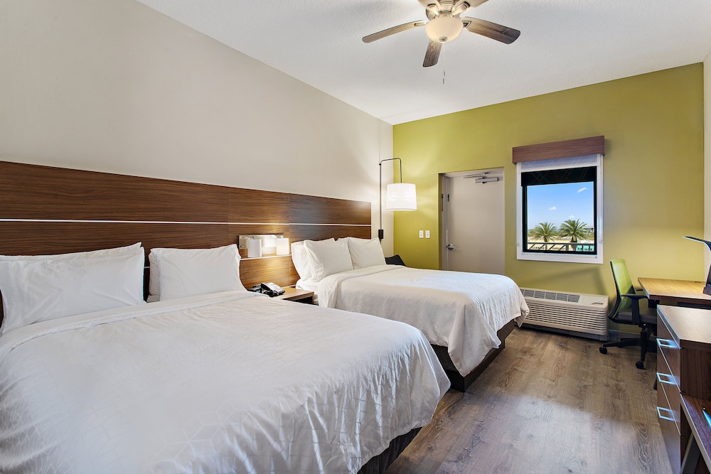 Standard Room, 2 Queen Beds, Balcony - Photo 2