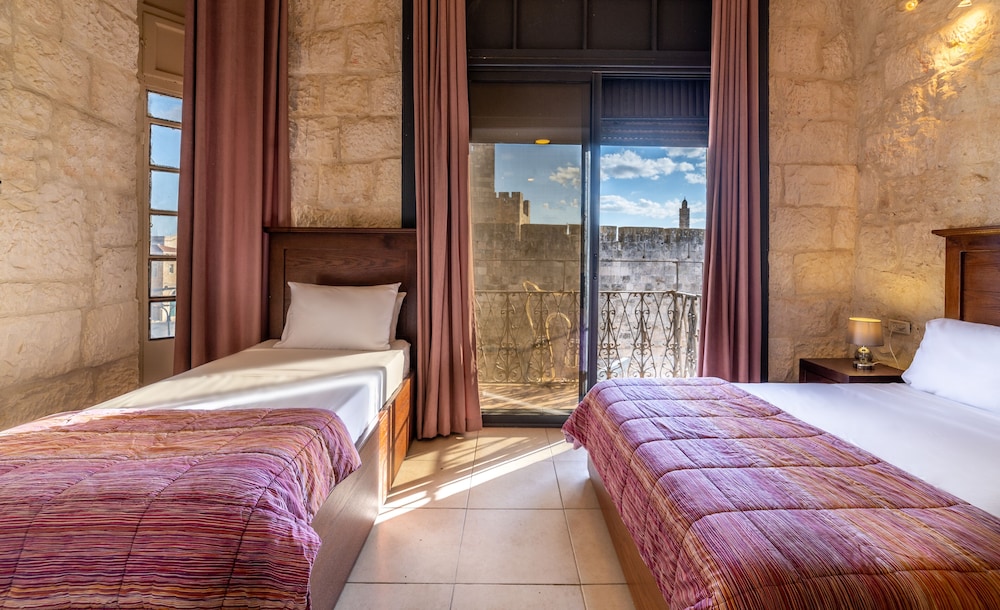 Comfort Room, 2 Bedrooms, City View