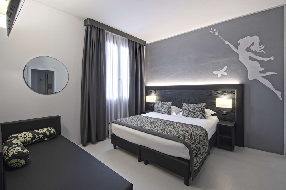 Junior Suite, Multiple Beds, Non Smoking - Photo 3