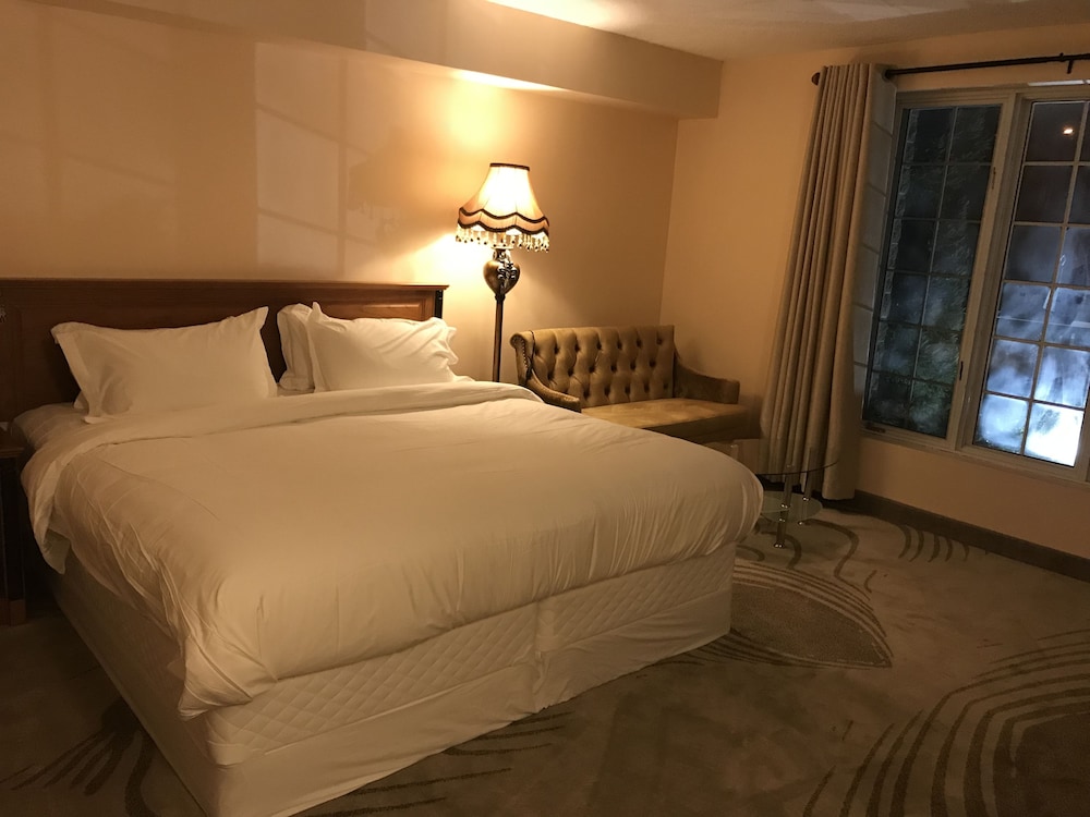 Classic Room, 1 King Bed, Non Smoking photo 2