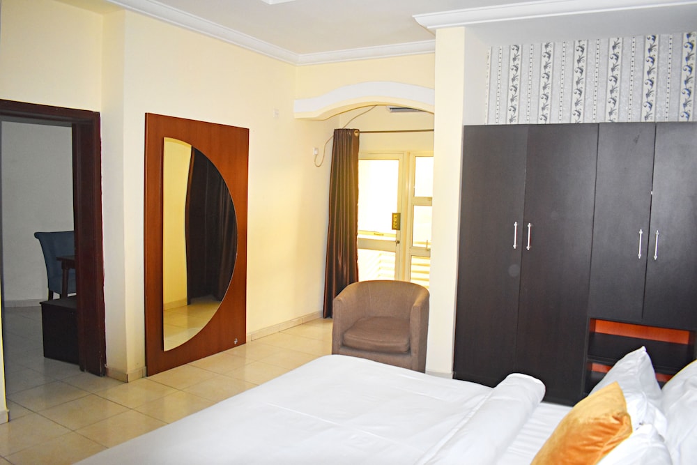 Executive Suite - Photo 4