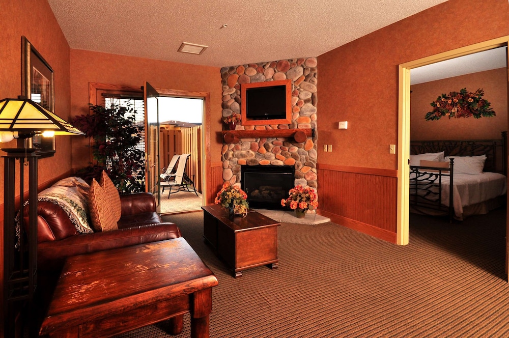 Suite, 1 King Bed, Non Smoking, Patio - Photo 1