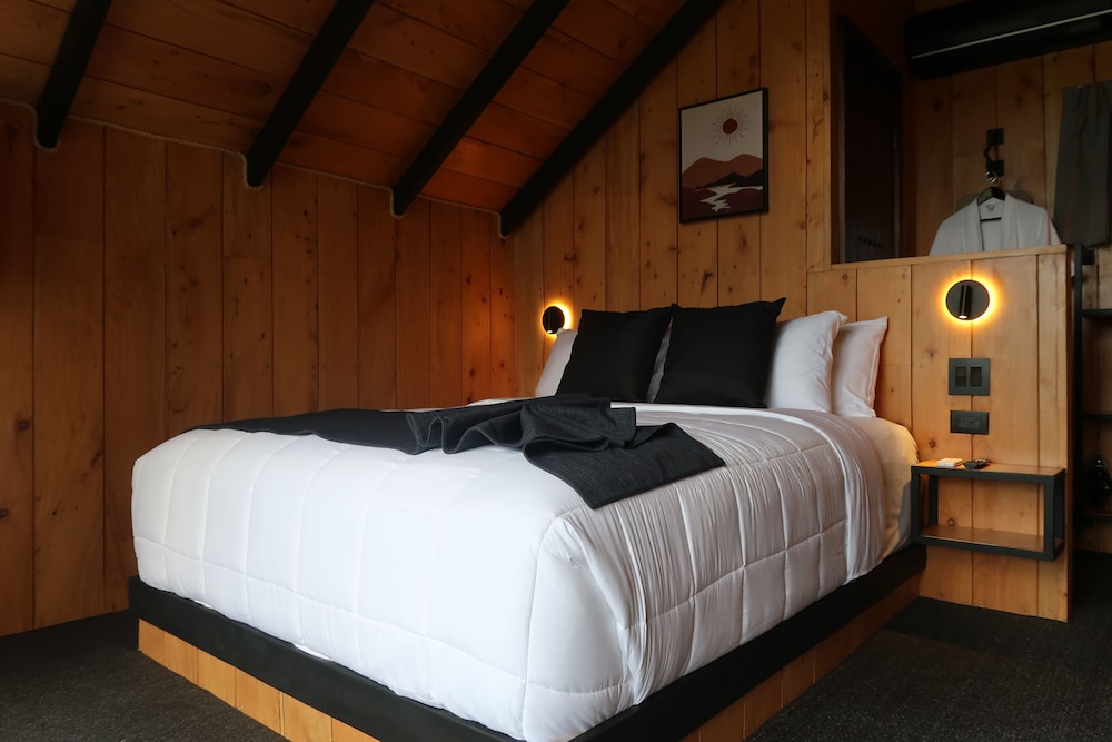 Romantic Cabin, Hot Tub, Mountain View photo 3