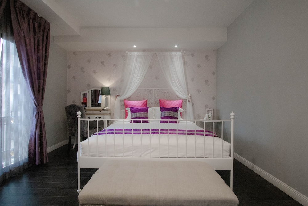 Premium Queen Room photo 3