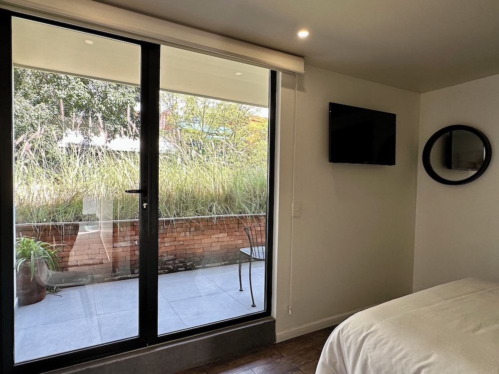 Elite Room, 1 Queen Bed photo 3