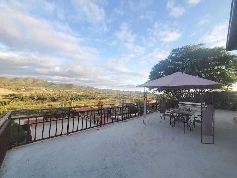 Family House, 6 Bedrooms, Valley View, Mountainside photo 2