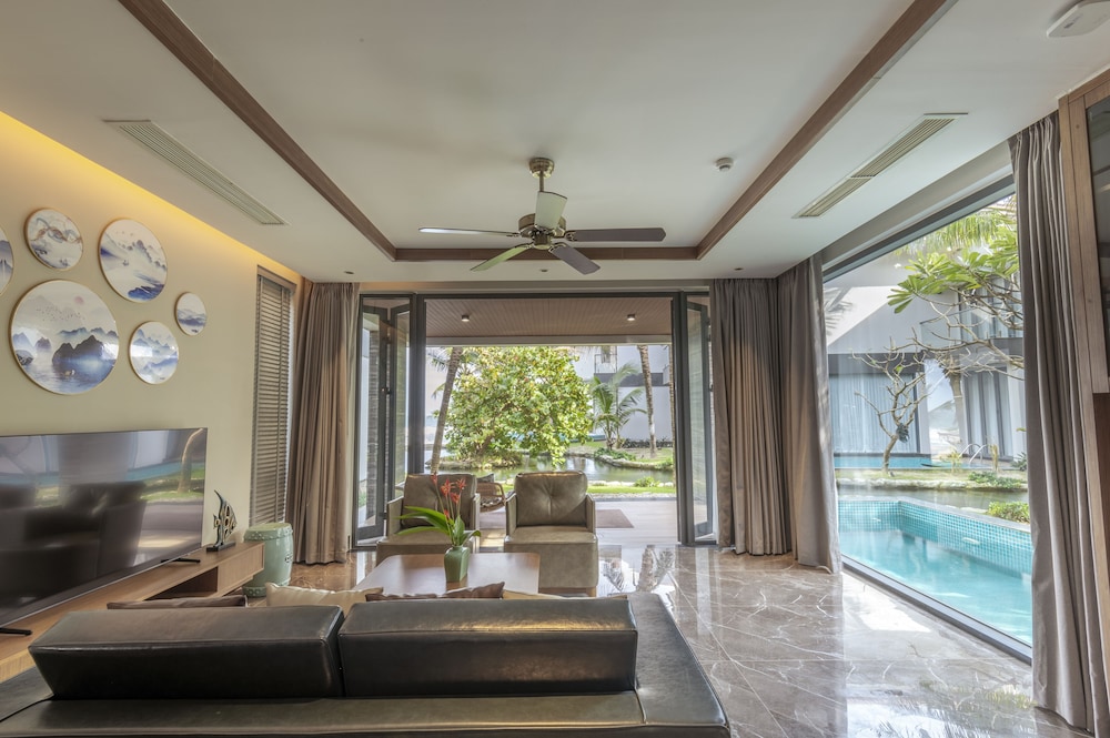Four-bedroom villa with private pool - Photo 10
