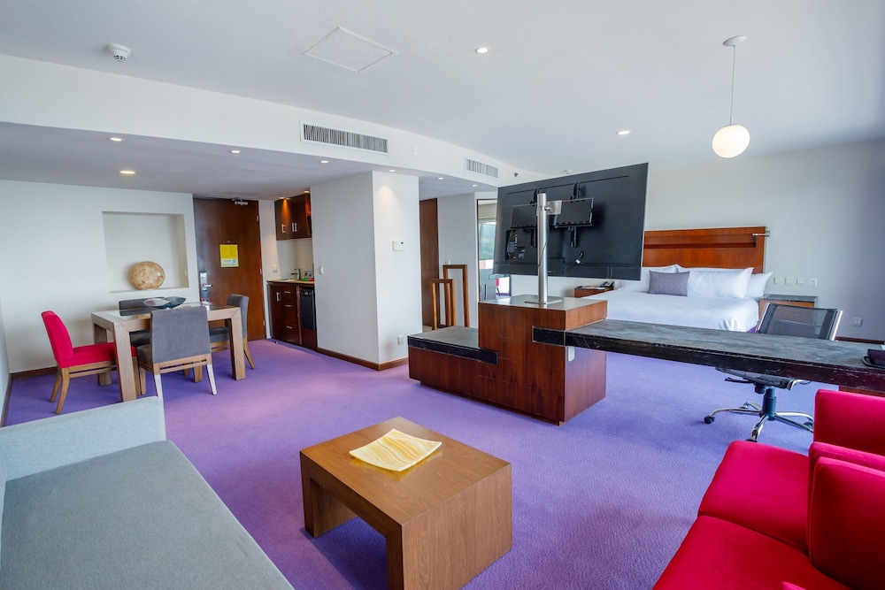 Master Suite thumbnail 5