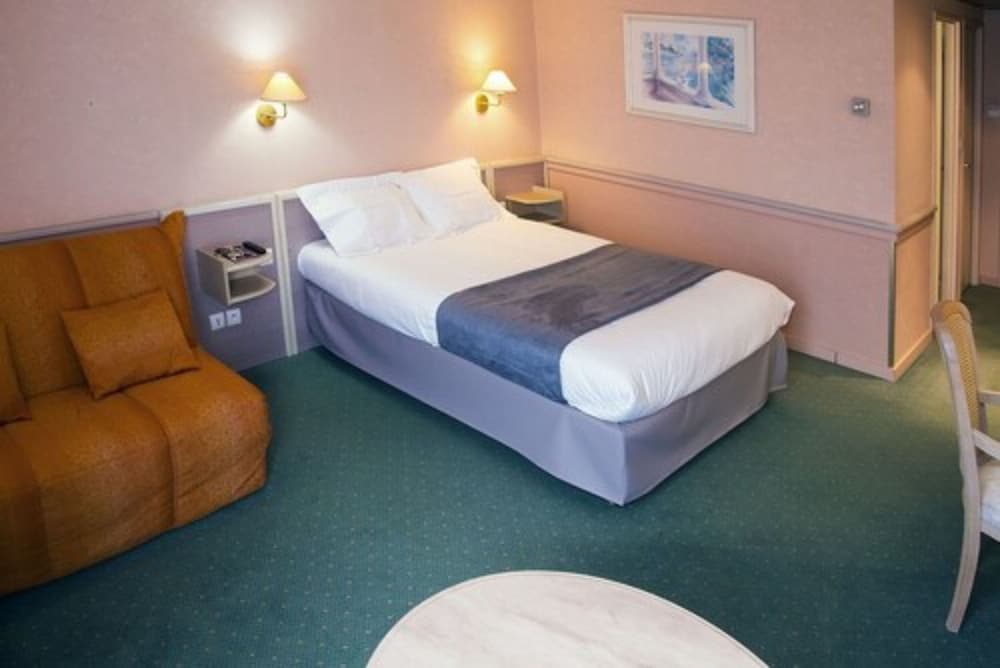 Twin Room with Sofa - Photo 2