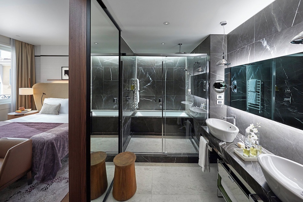 Suite with One King Bed (Non Smoking)