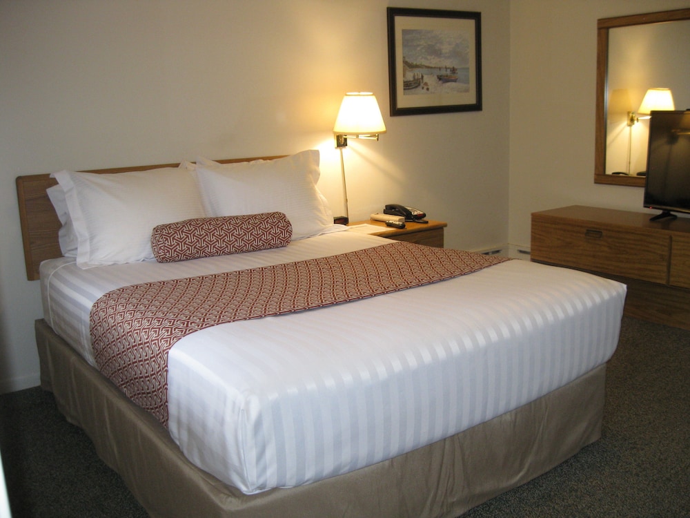 Standard Room, 1 Queen Bed, Refrigerator & Microwave, Ground Floor photo 1