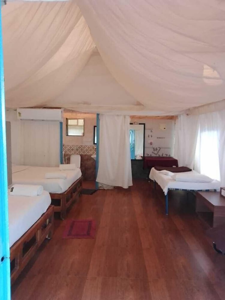 Luxury Tent, 2 Queen Beds photo 2