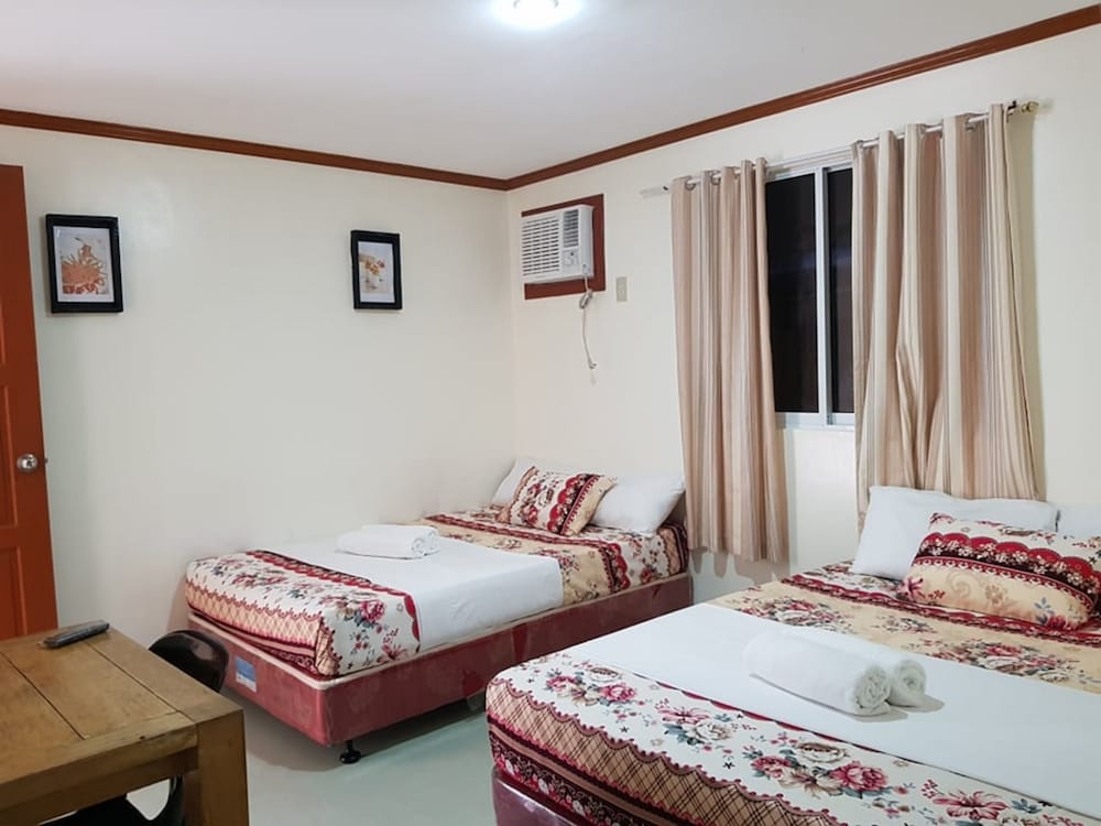 Deluxe Quadruple Room, 2 Double Beds photo 3