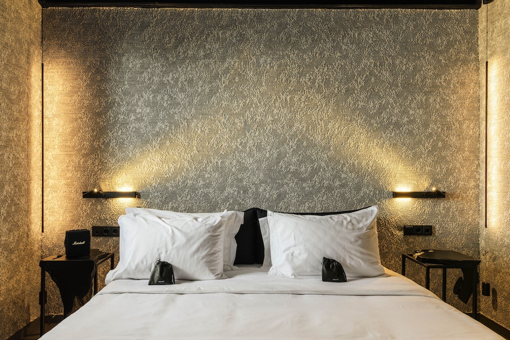 Premium Double Room, Pool View - Photo 10