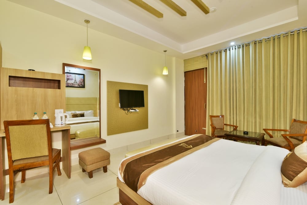 Deluxe Room, 1 Queen Bed, Non Smoking photo 1