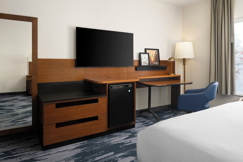 Room, 1 King Bed (Mobility Accessible, Roll-In Shower)