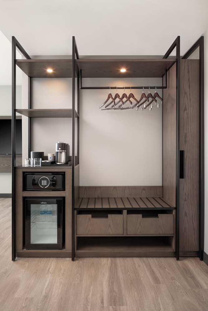 Room, 1 King Bed (with Shower)