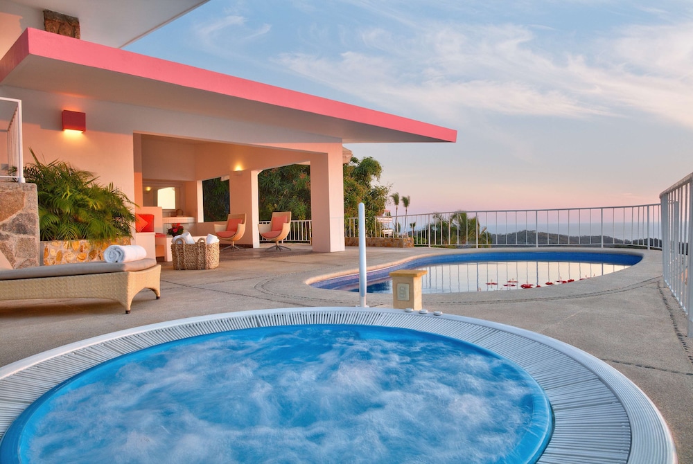 Master Suite with jacuzzi and pool - Photo 2