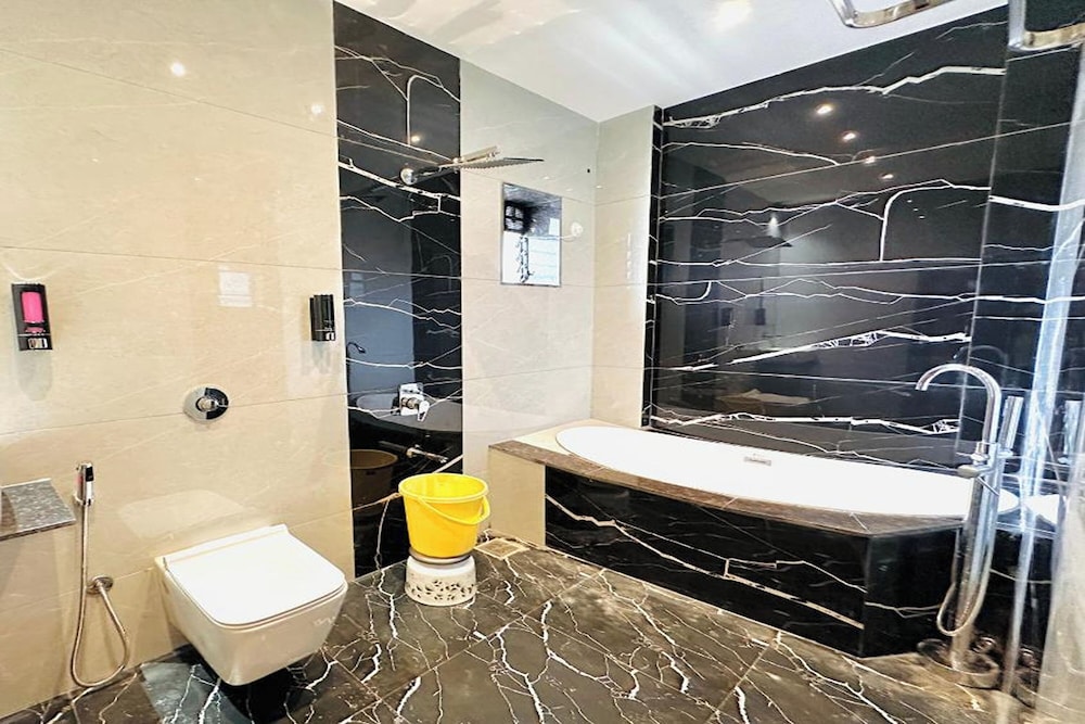 Deluxe Suite - Photo 6