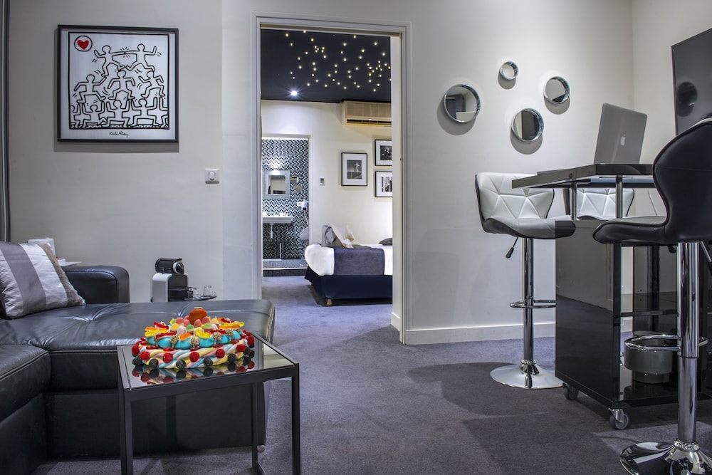 Deluxe Suite, Jetted Tub thumbnail 6