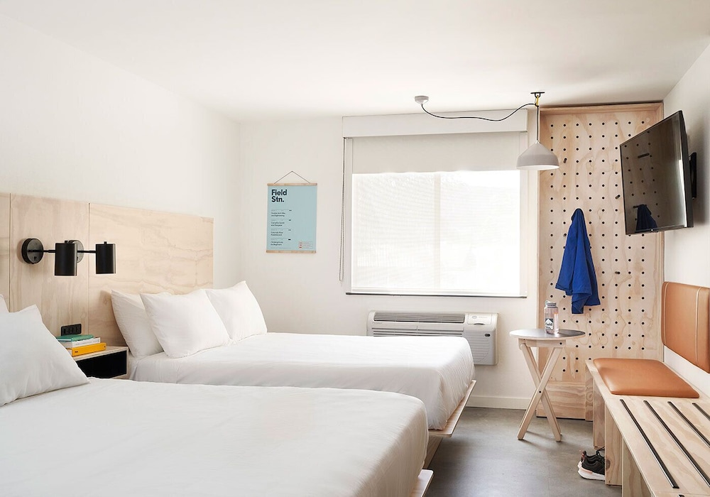 Double Room, 2 Queen Beds, Mobility Accessible - Photo 5