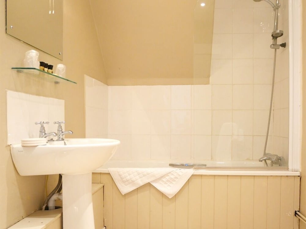 Standard Twin Room, Ensuite photo 3