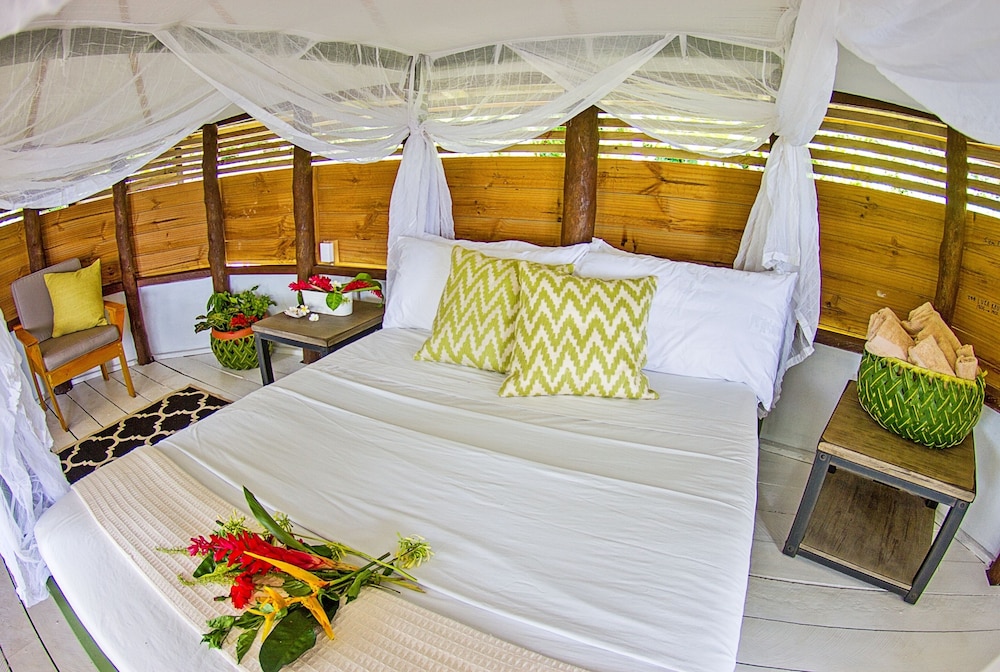 Queen Beachfront Fale