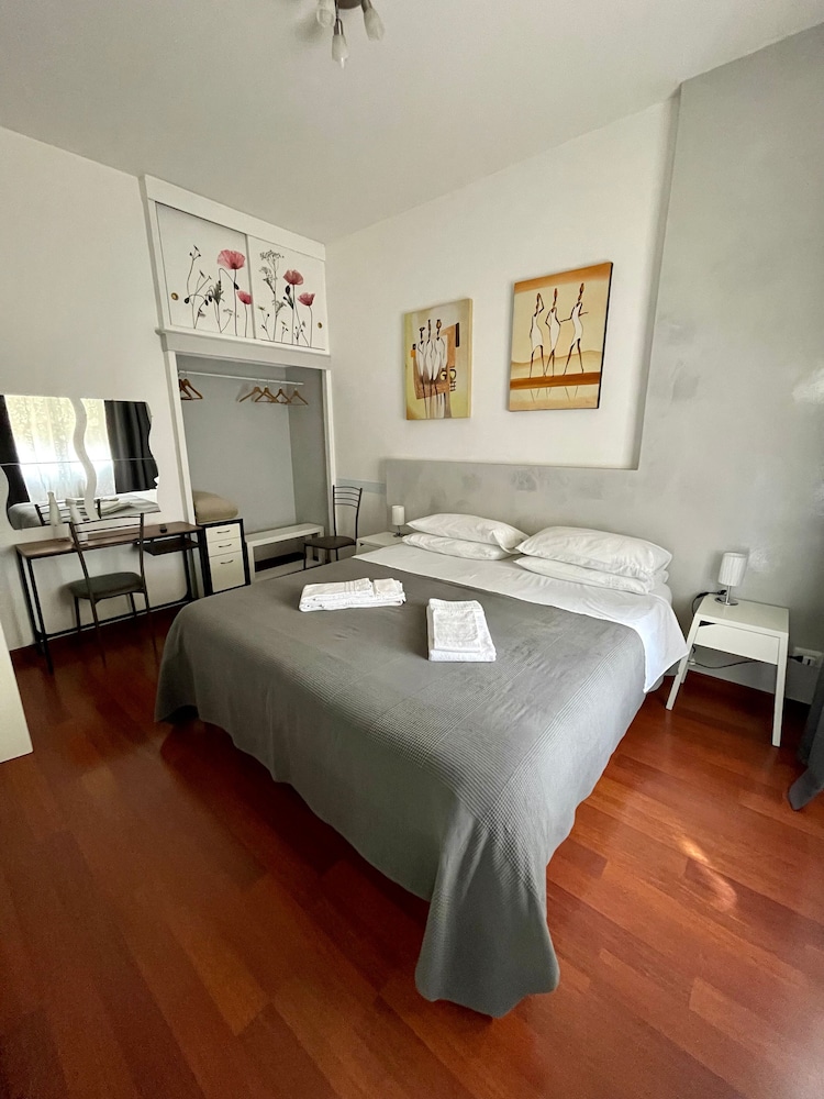 Standard Room, 1 Queen Bed, Non Smoking, Private Bathroom