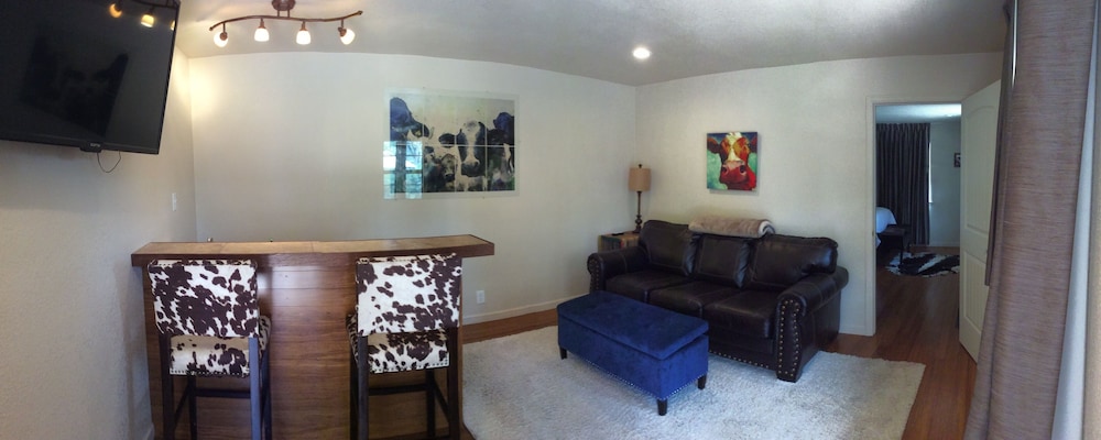 Suite, 1 Queen Bed, Courtyard Area photo 2