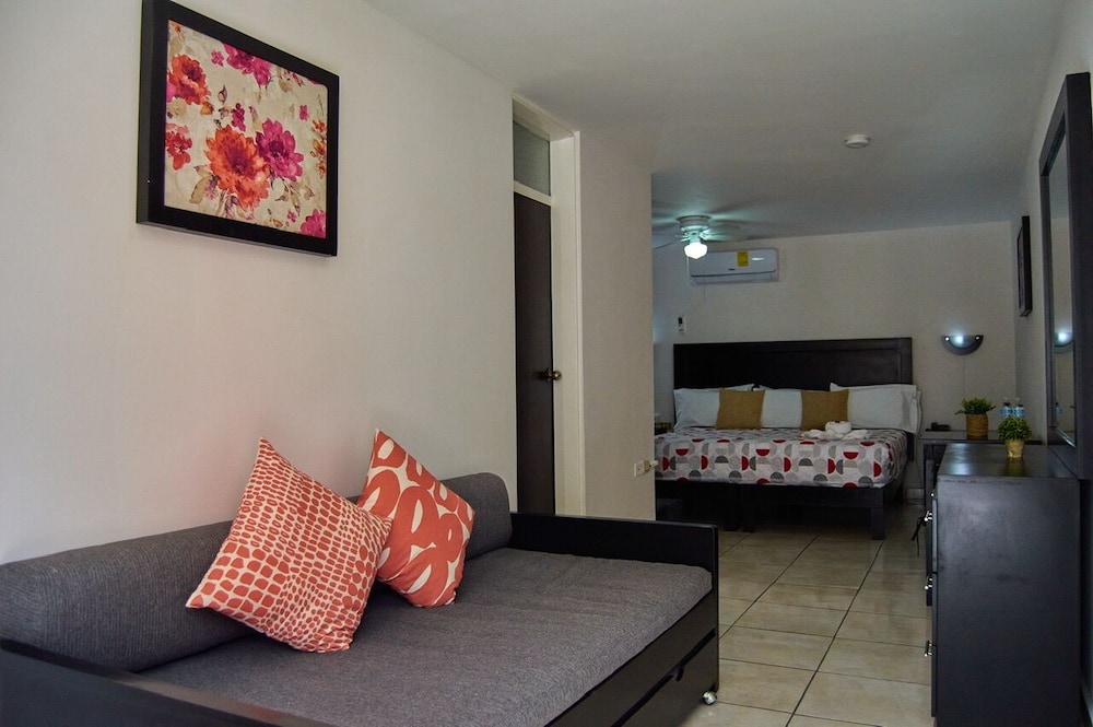 Deluxe Room, 1 King Bed with Sofa bed photo 2