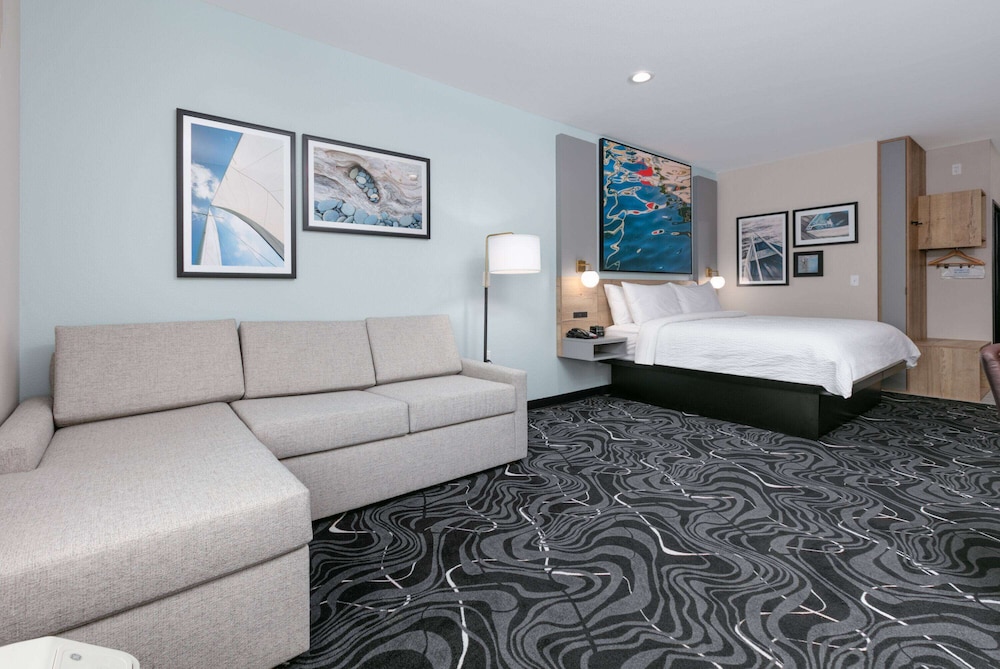 Junior Suite, 1 King Bed, Non Smoking photo 2
