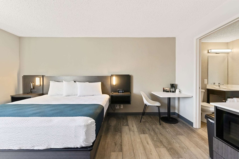 Standard Room, 1 King Bed, Non Smoking, Kitchenette - Photo 6