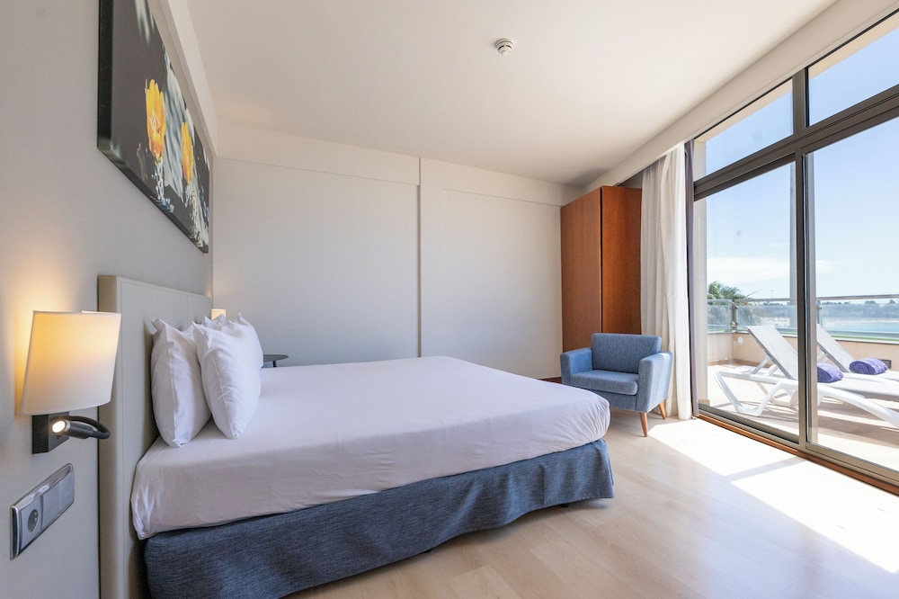 Family Suite, Balcony, Sea View (4 Adults and 2 Children) thumbnail 6