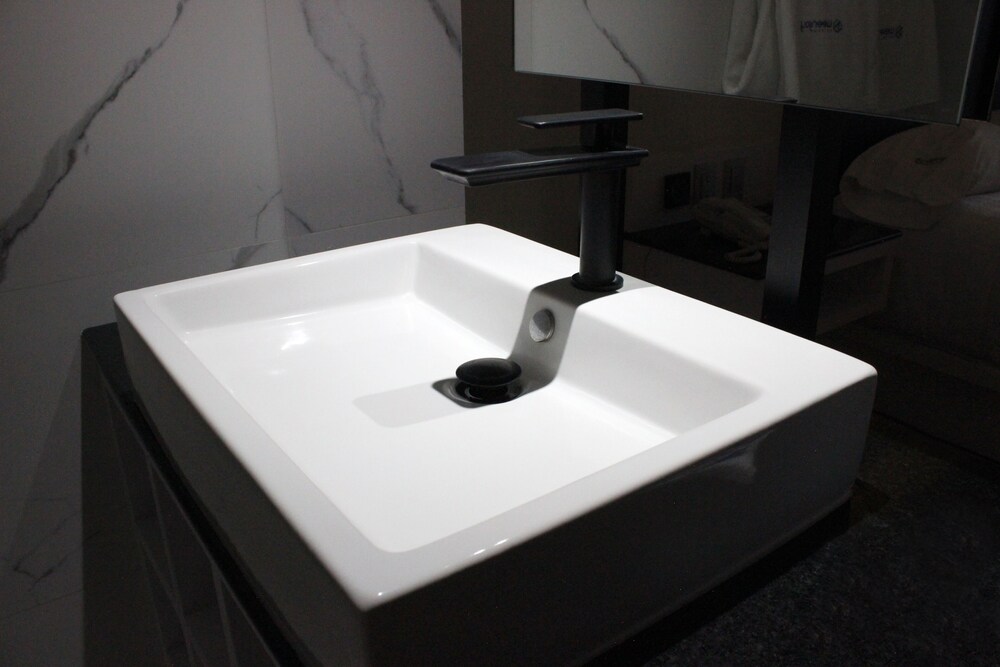 Suite - Photo 23
