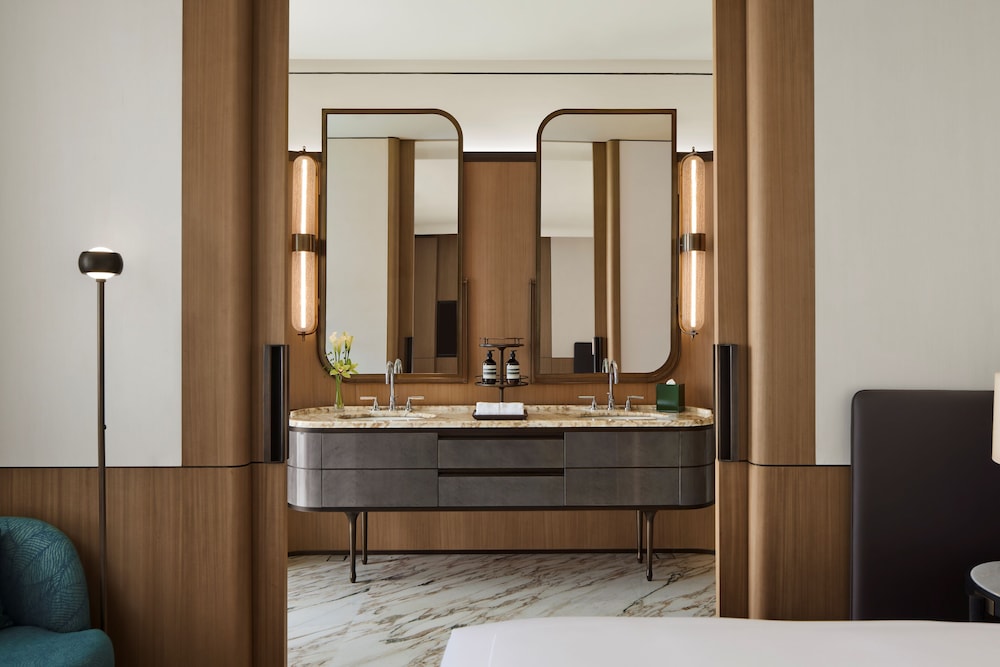 Suite, 1 King Bed (Waldorf)