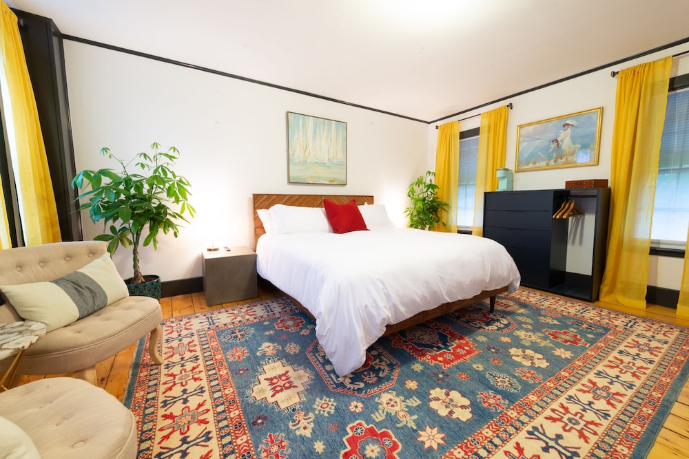 Deluxe Room (Cut and Run)
