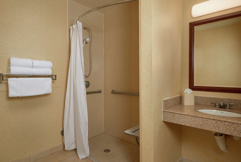 1 King Accessible Room with Roll-In Shower - Photo 3