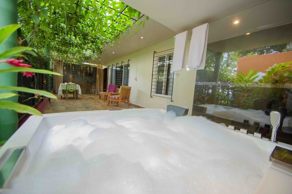 Deluxe Suite, Jetted Tub photo 2
